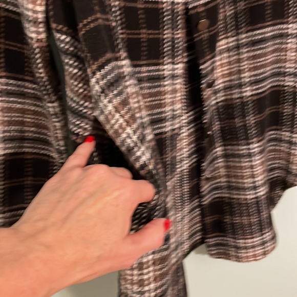 Women’s brown and cream plaid Shacket - Picture 8 of 8